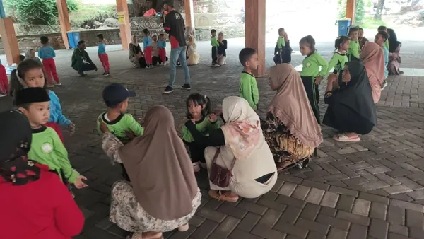 Sesi ice breaking yang meriah dipandu instruktur outbound Nila Productions