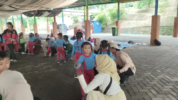 Instruktur memberikan pengarahan permainan konsentrasi kepada siswa sekolah