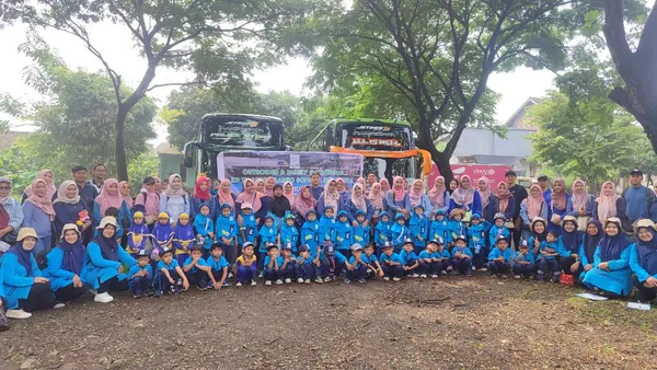 Foto bersama rombongan sekolah di gerbang utama Wisata Telogo Sewu Pandaan