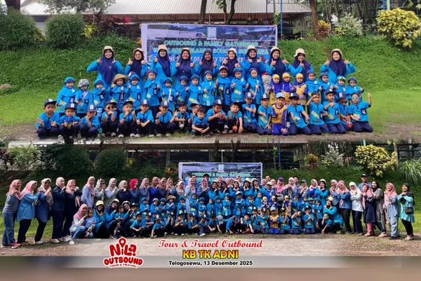 Momen kebersamaan seluruh peserta outbound Nila Productions di area hijau