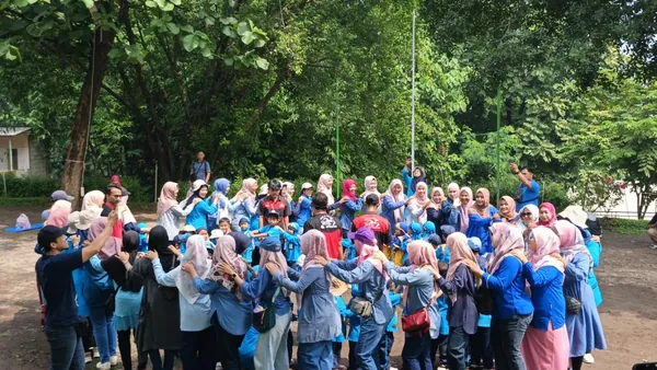 Sesi ice breaking yang meriah untuk membangkitkan semangat peserta trip