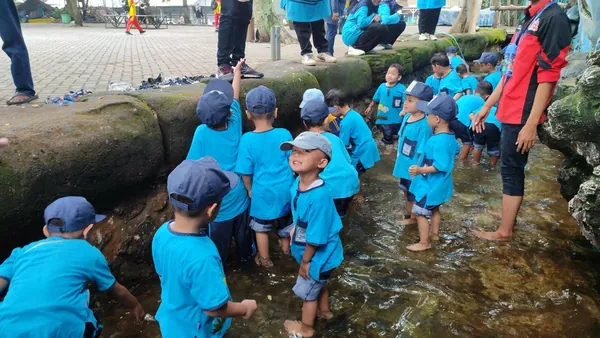 Serunya lomba tangkap ikan di kolam air sumber alami Telogo Sewu
