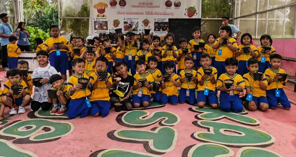 Kebersamaan guru dan siswa saat mengikuti outbound edukatif bersama Nila Productions
