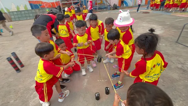Permainan ketangkasan luar ruangan yang seru dan menantang bagi peserta anak-anak