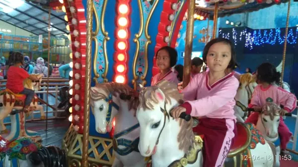 Aktivitas outdoor rombongan sekolah di area taman bermain WBL yang luas dan seru