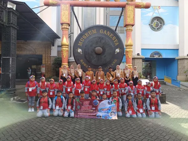 Foto bersama rombongan sekolah dalam kegiatan Outbound dan Wisata Edukasi Dino Park bersama Nila Productions