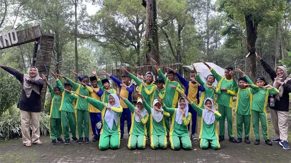 Foto bersama rombongan sekolah di kawasan wisata alam Coban Rais Batu bersama Nila Productions
