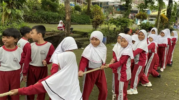 Aktivitas Outbound Fun Games di tengah hutan pinus Coban Rais yang sejuk dan asri