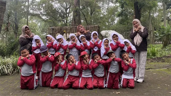 Siswa melatih kerja sama tim melalui berbagai permainan outbound edukatif