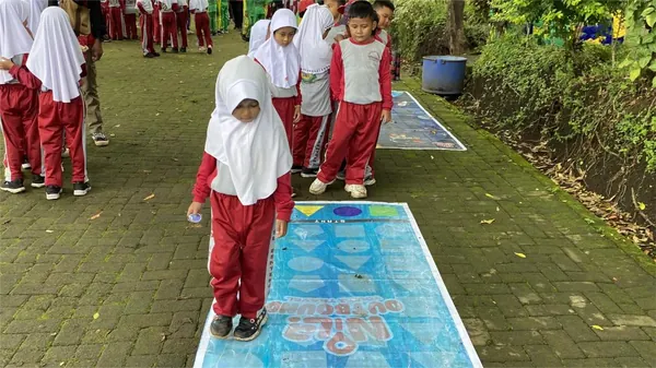 Momen keceriaan siswa saat mengeksplorasi spot foto estetik di Batu Flower Garden