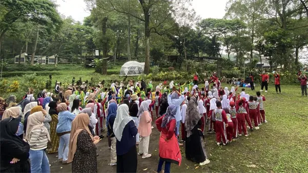 Keindahan taman bunga dengan latar belakang pegunungan Kota Batu yang memukau
