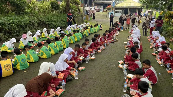 Edukasi alam: Siswa belajar mengenal berbagai jenis flora di kawasan wisata Coban Rais