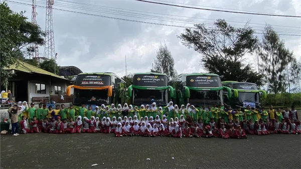 Keseruan rombongan sekolah bermain air di kolam arus Wonderland Waterpark