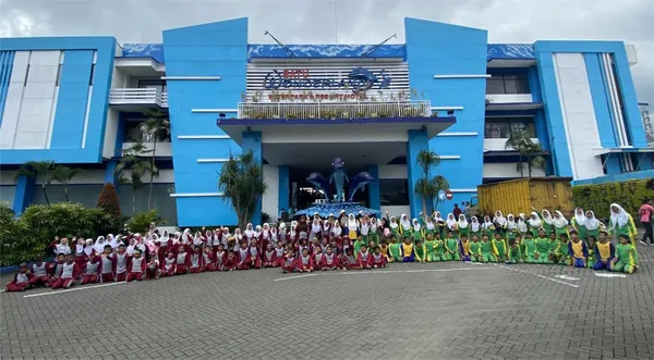 Wahana seluncuran air yang megah di Wonderland sebagai penutup trip yang menyenangkan