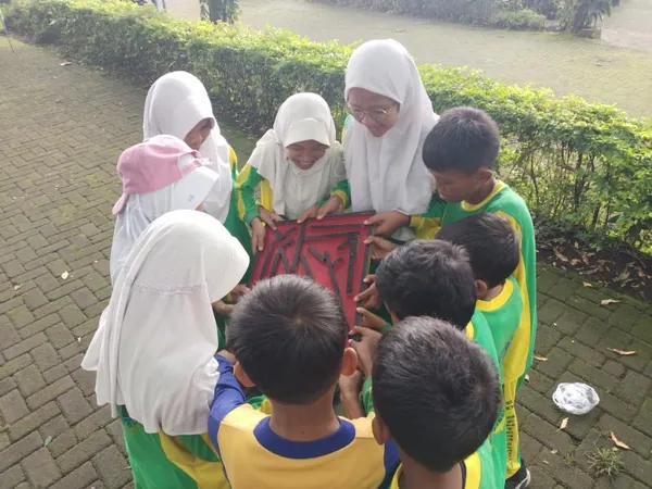 Pendampingan crew Nila Productions memastikan keamanan siswa selama di area waterpark