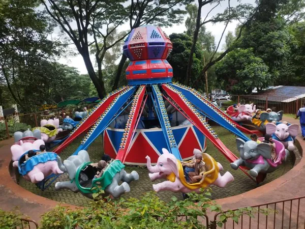 Menikmati wahana air atau aquatic land yang tersedia dalam paket tiket terusan