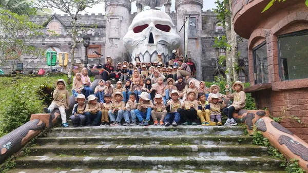 Pendampingan crew Nila Productions memastikan ketertiban rombongan di area sirkus