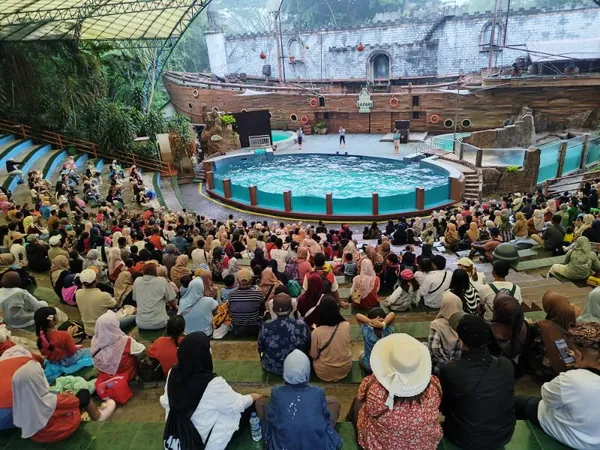 Eksplorasi Baby Zoo: Momen siswa melihat anak satwa yang lucu dan menggemaskan