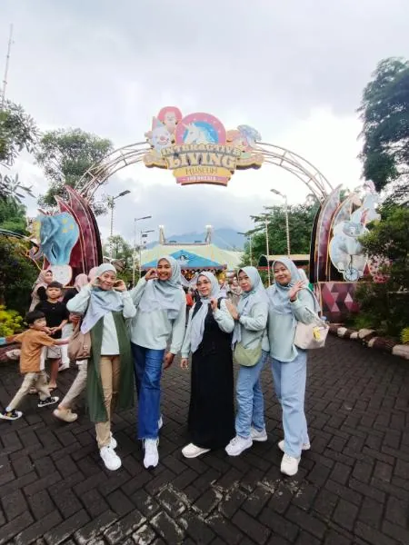 Melihat koleksi satwa karnivora dari keamanan bus pariwisata yang nyaman