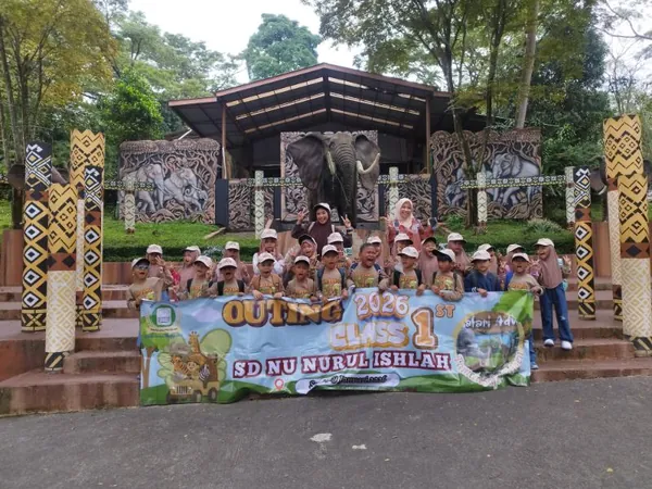 Dokumentasi keceriaan siswa saat berinteraksi dengan satwa langka di Prigen