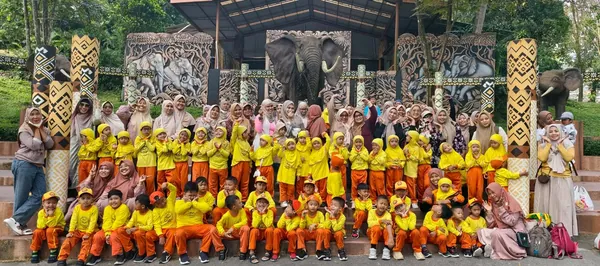 Foto bersama rombongan sekolah dalam kegiatan field trip edukasi satwa di Taman Safari Prigen
