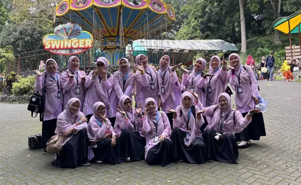 Edukasi konservasi: Siswa mengamati perilaku satwa herbivora di area terbuka yang luas