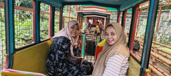 Menyaksikan Animal Presentation: Pertunjukan edukatif yang mengenalkan kecerdasan satwa