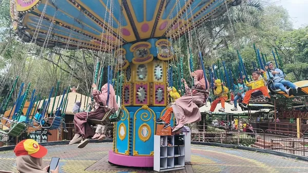 Momen rombongan sekolah saat melintasi area satwa karnivora dengan prosedur keamanan tinggi