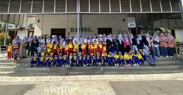 Foto bersama rombongan sekolah dalam agenda trip edukasi kereta api dan wisata Selecta Batu