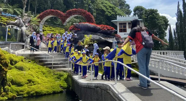 Keindahan hamparan bunga warna-warni di Selecta yang menjadi spot foto favorit rombongan sekolah