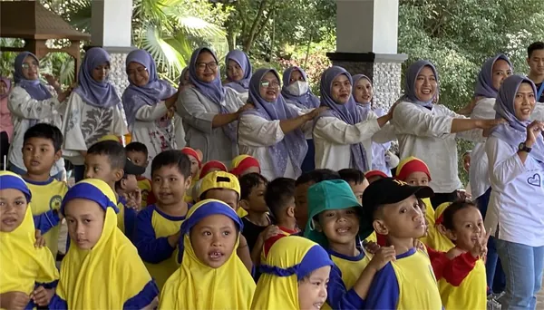 Aktivitas outdoor siswa mengeksplorasi area Selecta yang luas, bersih, dan asri