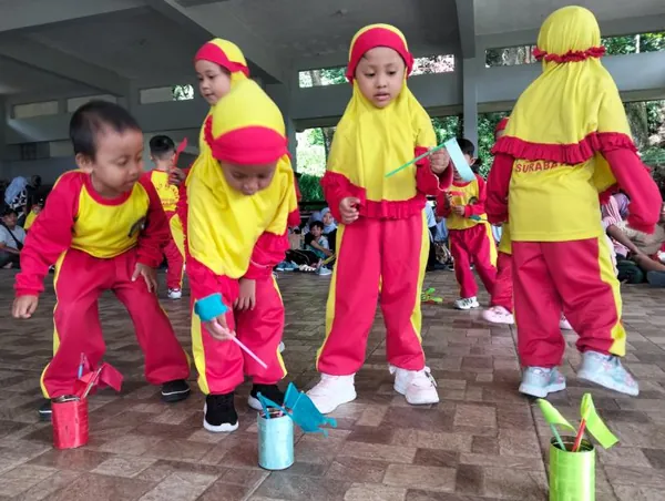 Paket trip hemat dan menyenangkan: Kombinasi edukasi transportasi rel dan rekreasi taman bunga