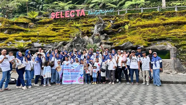 Foto bersama rombongan sekolah di area agrowisata petik buah dan Selecta Batu bersama Nila Productions