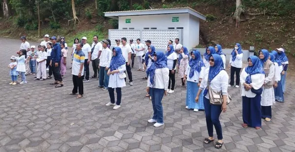 Aktivitas seru siswa memetik buah apel segar langsung dari pohon di perkebunan Kota Batu
