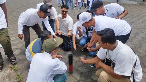 Edukasi pertanian: Pemandu menjelaskan cara memilih dan memetik buah yang sudah matang kepada siswa