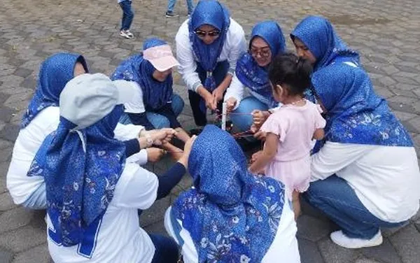 Momen keceriaan rombongan sekolah saat menikmati hasil panen buah segar di area perkebunan
