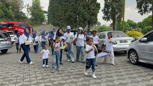Spot foto ikonik di Selecta: Rombongan siswa mengabadikan momen di tengah taman bunga pegunungan