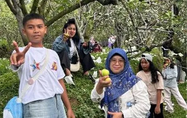Pelayanan crew Nila Productions dalam mendampingi aktivitas agrowisata dan liburan sekolah