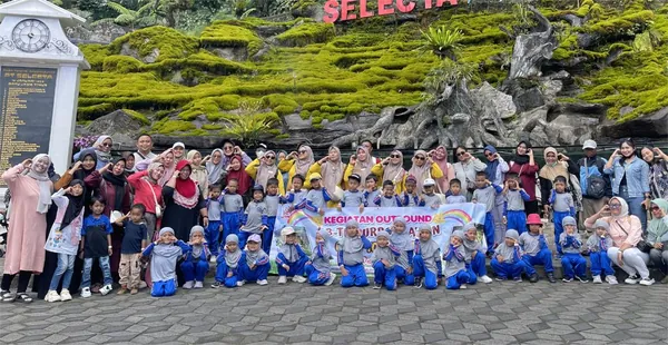 Foto bersama rombongan sekolah pengguna paket tiket terusan 8 wahana Selecta Batu