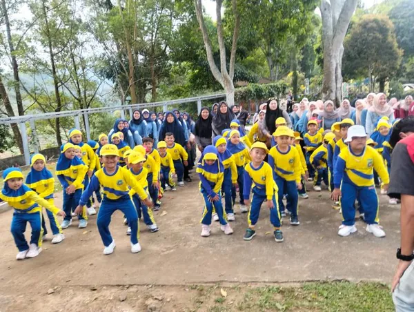 Pendampingan crew Nila Productions saat siswa mencoba wahana ekstrim yang aman