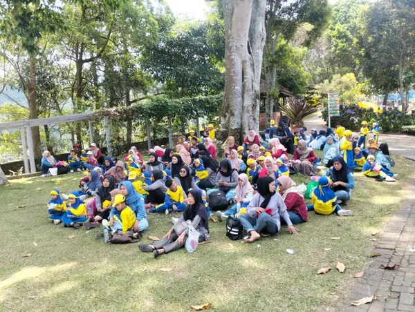 Makan siang rombongan di gazebo Selecta dengan suasana pegunungan yang asri