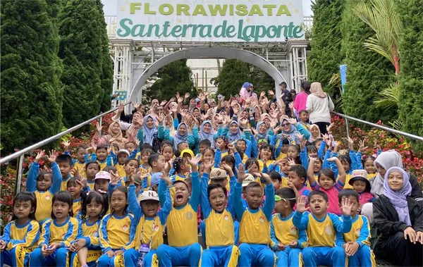 Foto bersama rombongan sekolah dengan latar belakang bangunan warna-warni San Terra Del Ponte