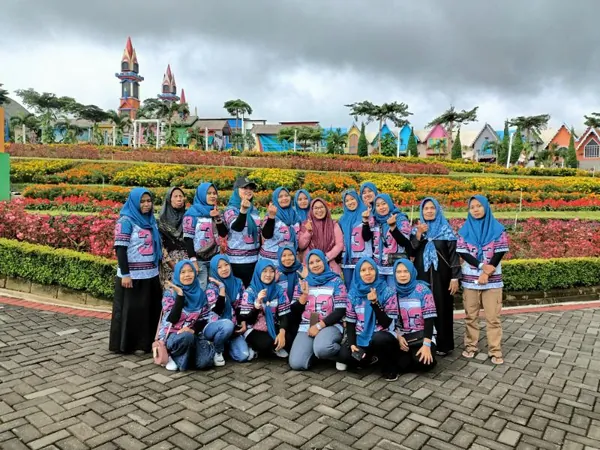 Keindahan arsitektur bangunan Belanda dan ribuan bunga yang tertata rapi