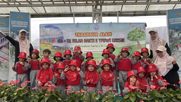 Menikmati wahana komidi putar dan permainan outdoor lainnya di area San Terra