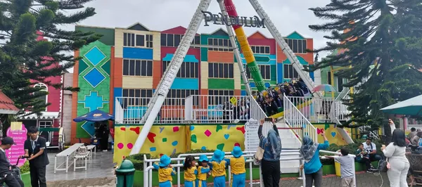 Spot foto Jembatan Kaca (Del Ponte) yang ikonik dengan pemandangan pegunungan yang asri