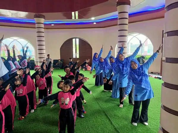 Momen keceriaan siswa saat berfoto di area taman bunga bertema Eropa