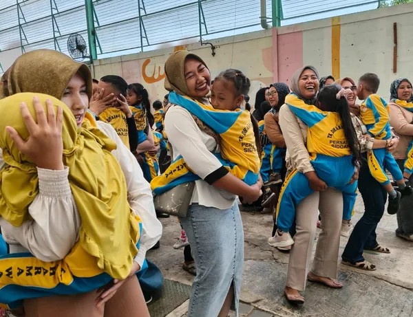 Pemanasan dan permainan konsentrasi untuk meningkatkan semangat peserta trip