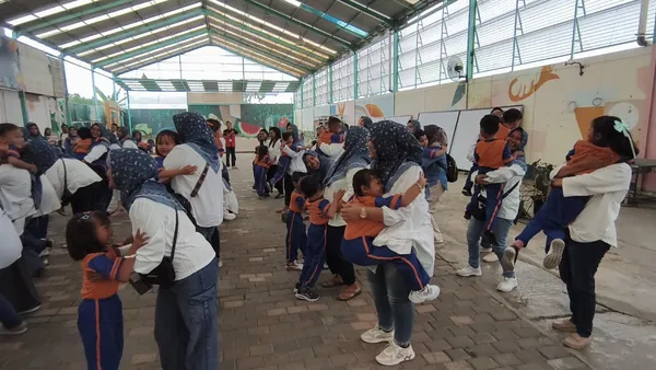 Keceriaan rombongan sekolah saat mengikuti sesi motivasi di area terbuka