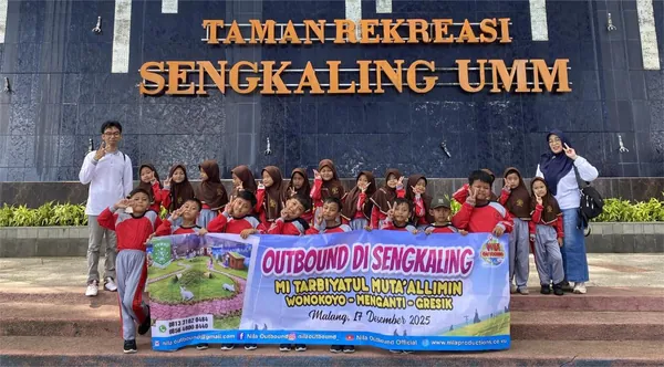 Foto bersama rombongan sekolah dalam kegiatan outbound dan flying fox di Sengkaling