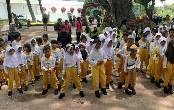 Keseruan siswa mengikuti program fun outbound untuk melatih kerjasama tim